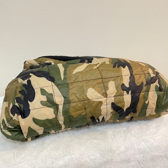 Camouflage Pattern Large Soft Bag - Picture 6 of 14